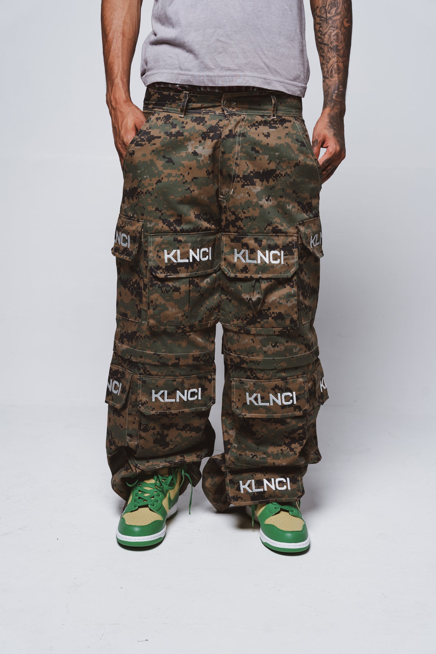 KLNCI DIGI CAMO MULTI-POCKET CARGOS