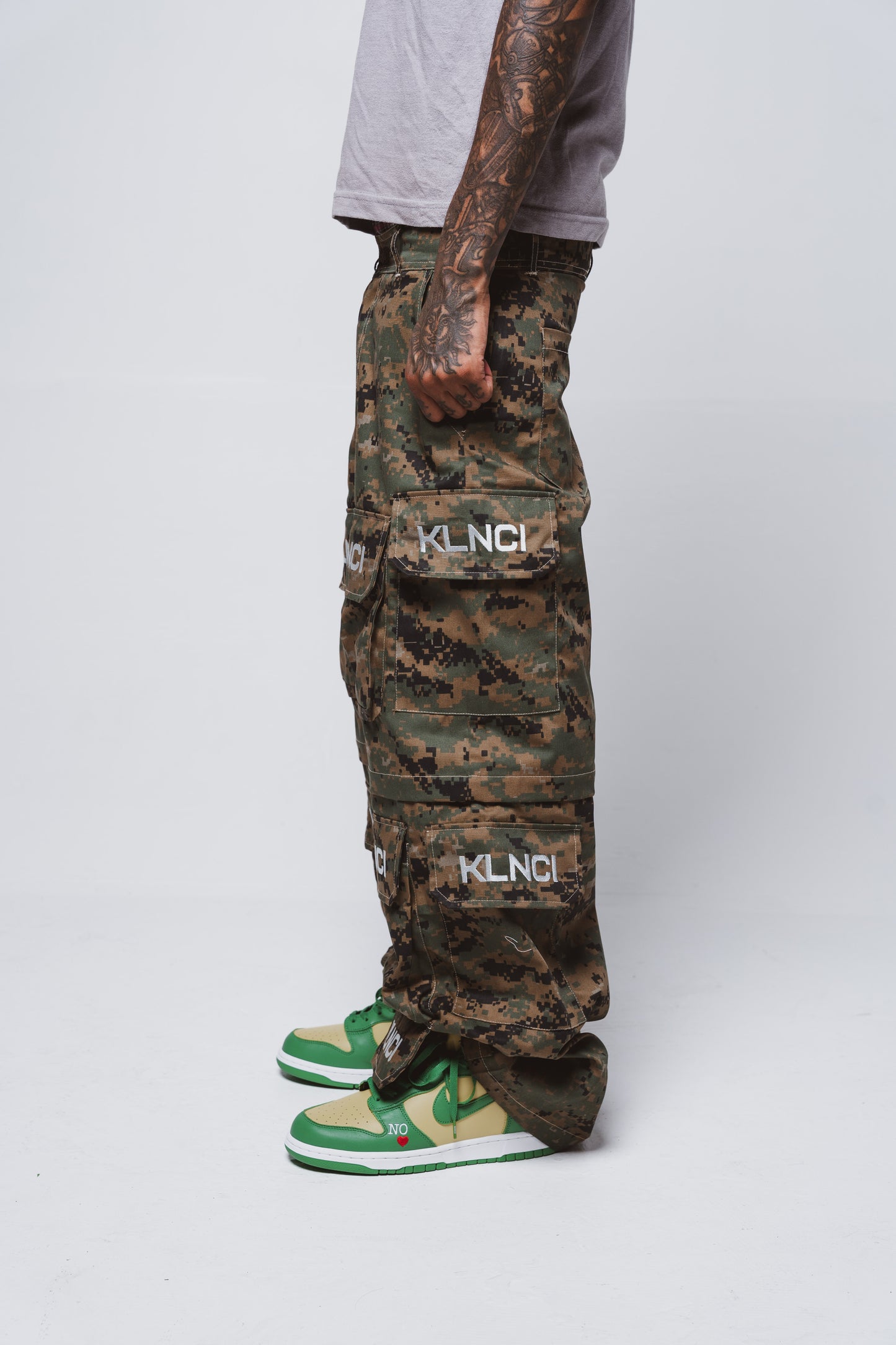 KLNCI DIGI CAMO MULTI-POCKET CARGOS