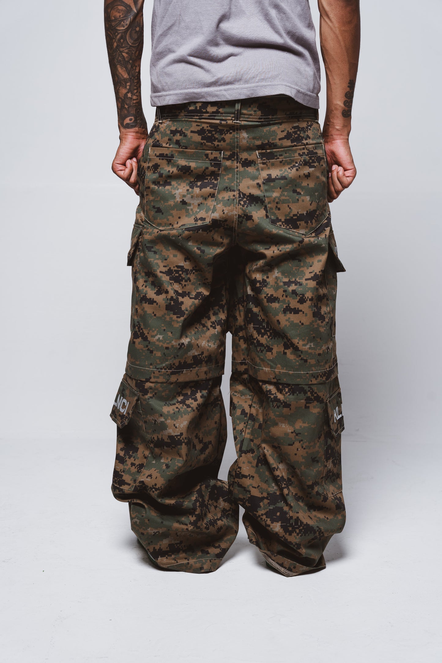 KLNCI DIGI CAMO MULTI-POCKET CARGOS