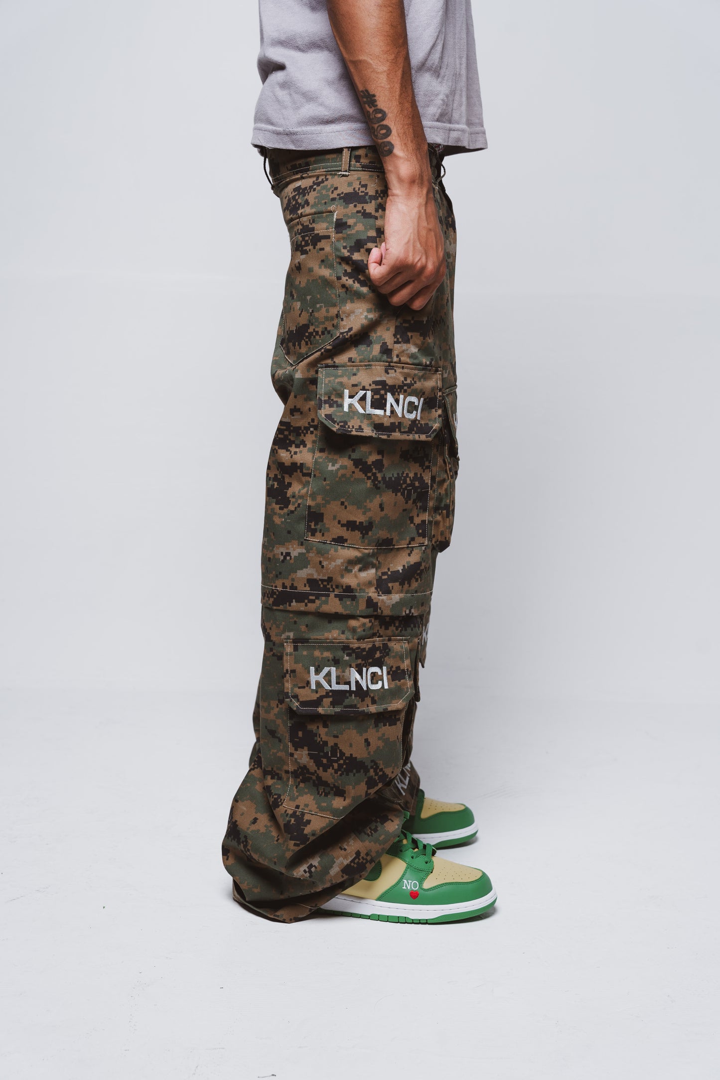 KLNCI DIGI CAMO MULTI-POCKET CARGOS