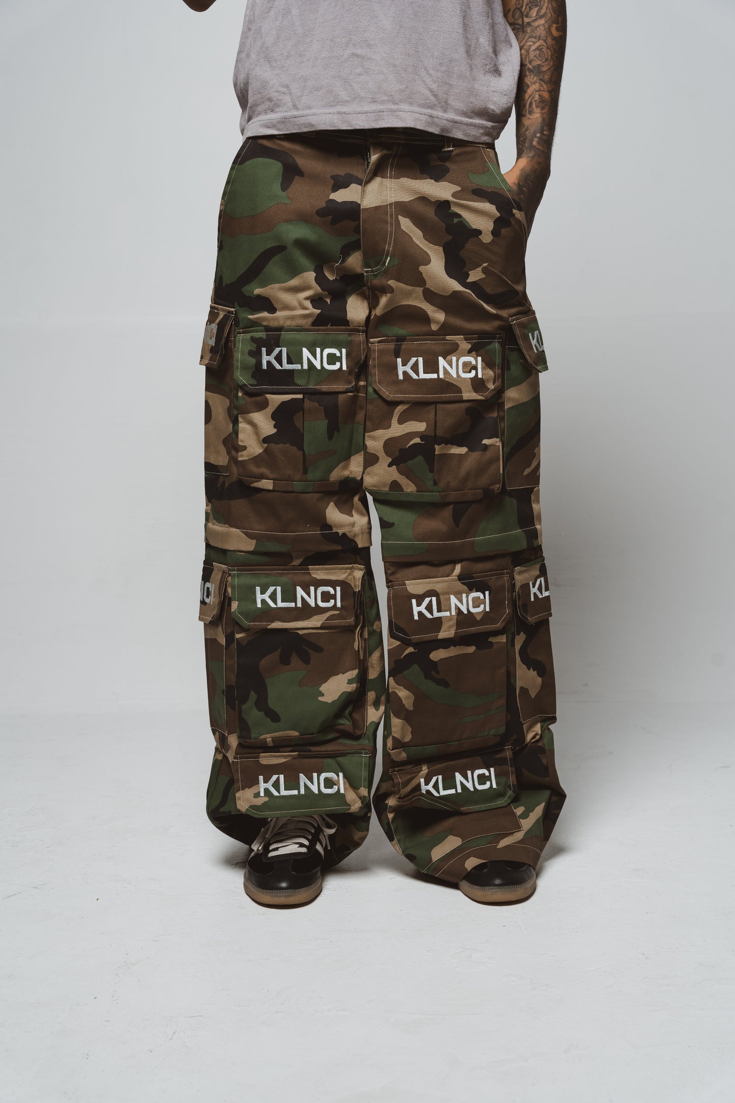 KLNCI CAMO MULTI-POCKET CARGOS