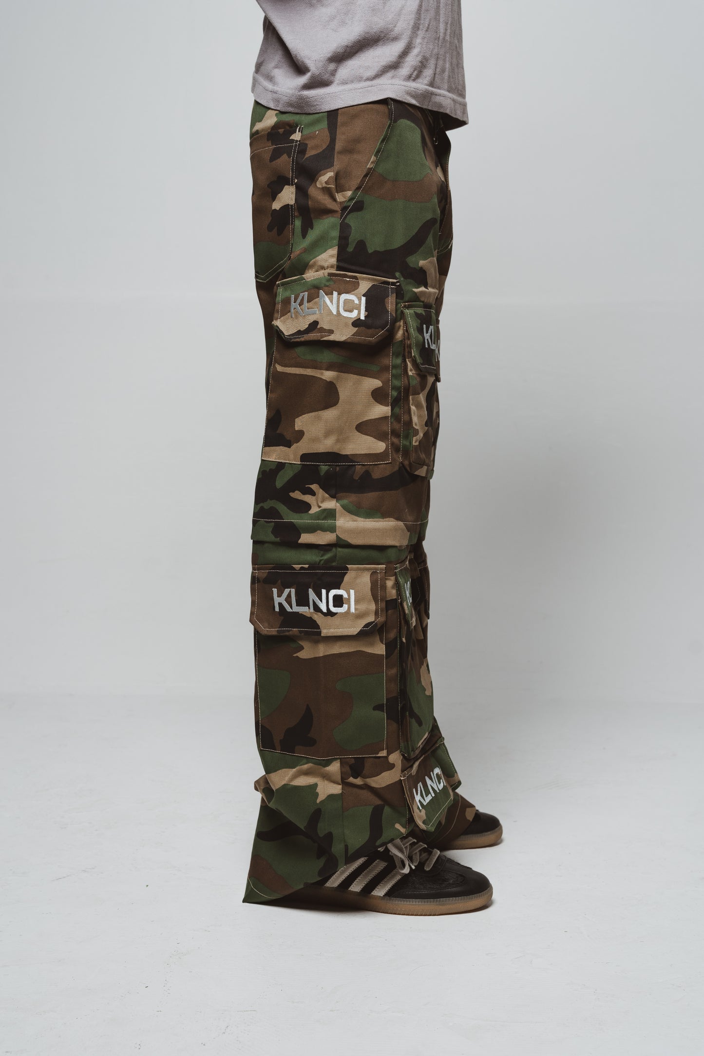 KLNCI CAMO MULTI-POCKET CARGOS