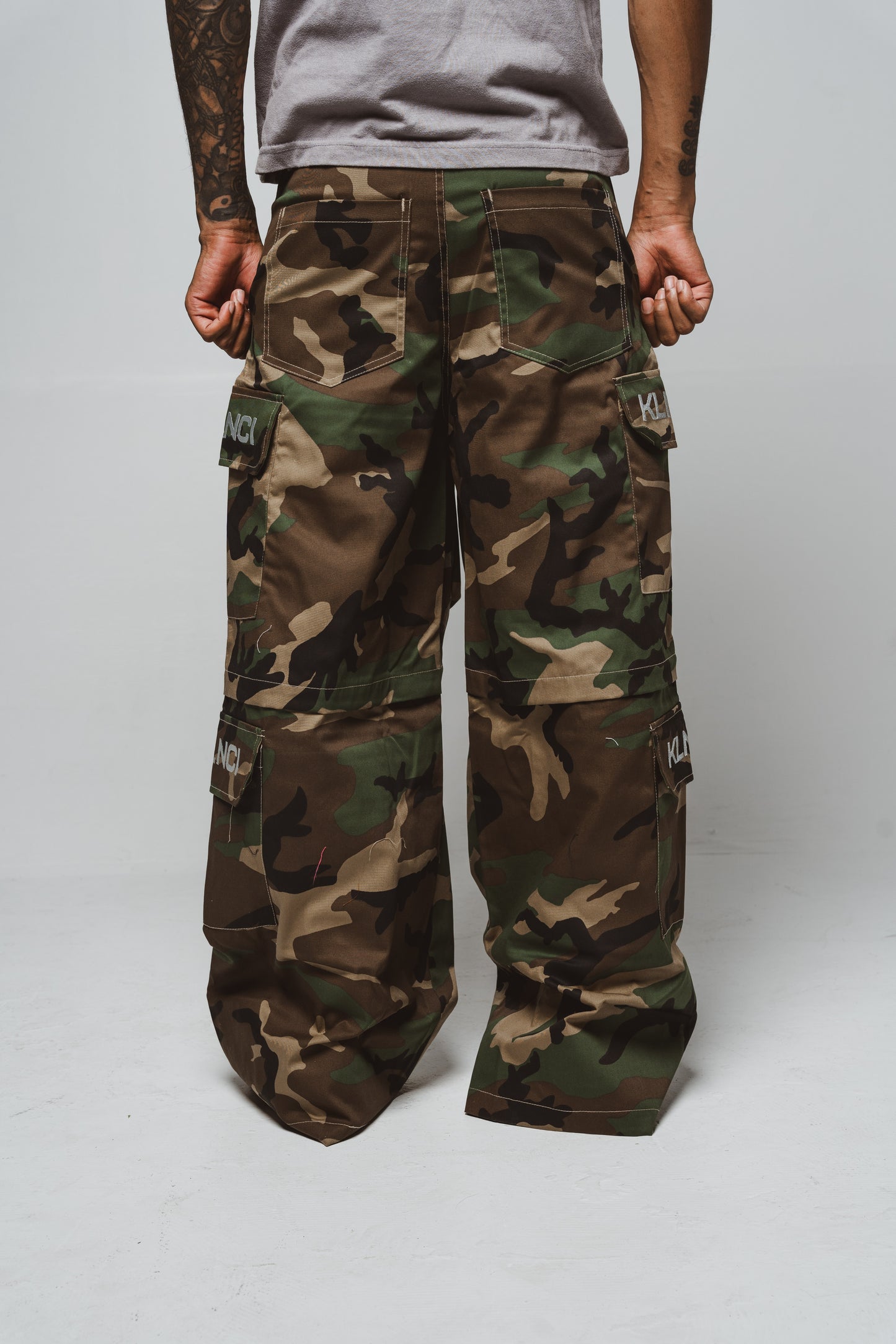 KLNCI CAMO MULTI-POCKET CARGOS