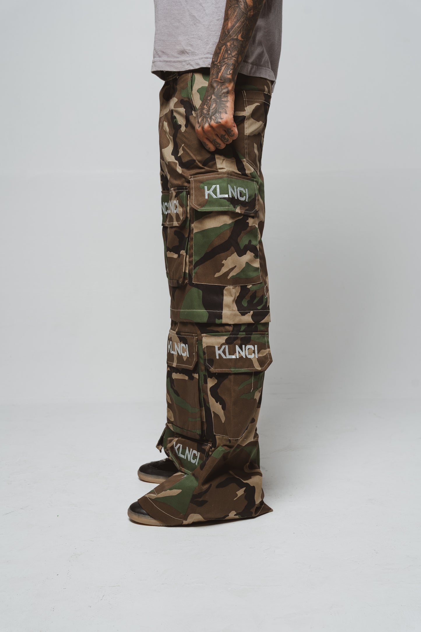 KLNCI CAMO MULTI-POCKET CARGOS